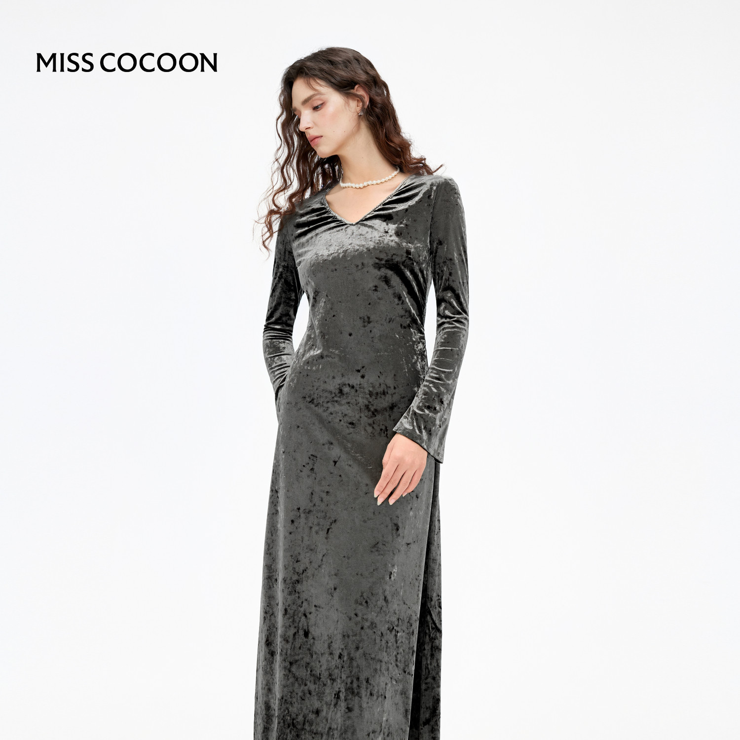 可可尼COCOON2024冬季新款灰色高级感气质长裙V领收腰丝绒连衣裙,女装/女士精品,连衣裙,淘宝优惠券,粉丝福利购,淘宝优惠卷