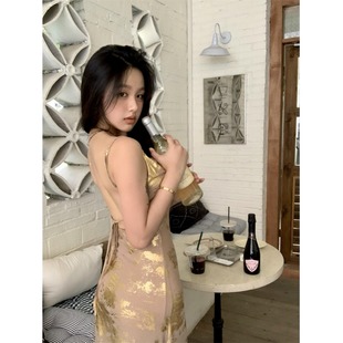高级感轻奢富家千金烫金荡领吊带连衣裙夏季性感大露背修身长裙女