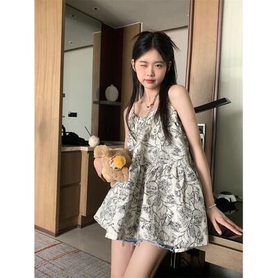 度假风休闲吊带裙女2026秋季新款慵懒显瘦宽松蓬蓬碎花连衣裙ins