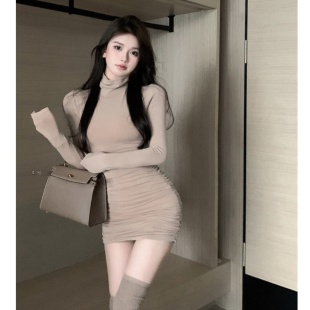 辣妹风半高领长袖连衣裙春冬季2024新款修身内搭打底褶皱包臀裙子