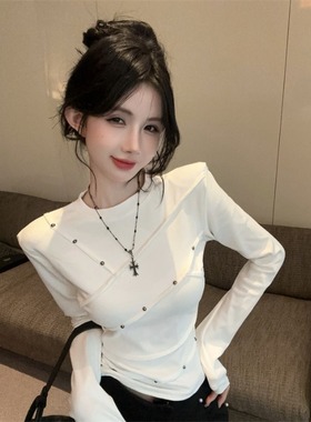 美式铆钉长袖t恤女秋冬纯欲辣妹短款垫肩上衣纯色打底衫内搭