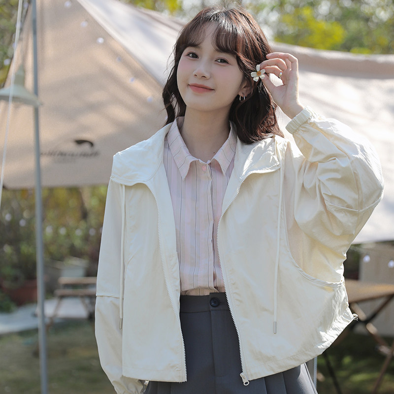 简约连帽抽绳短款冲锋衣女