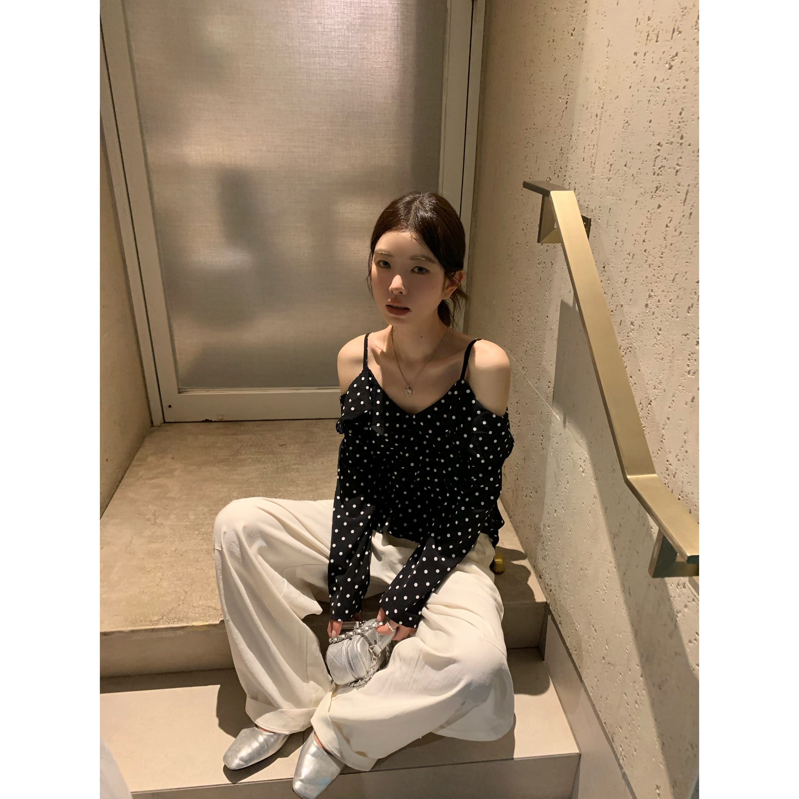 法式波点一字领露肩长袖衬衫春季新款设计感修身别致荷叶边上衣女