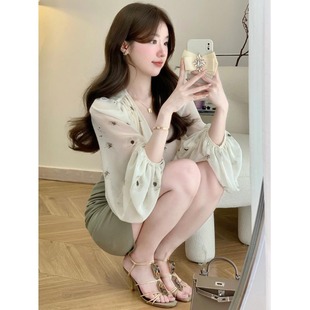 高级感穿搭小个子V领防晒泡泡袖2026新款碎花上衣绿色半身裙套装