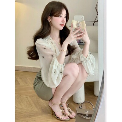 高级感穿搭小个子V领防晒泡泡袖2026新款碎花上衣绿色半身裙套装
