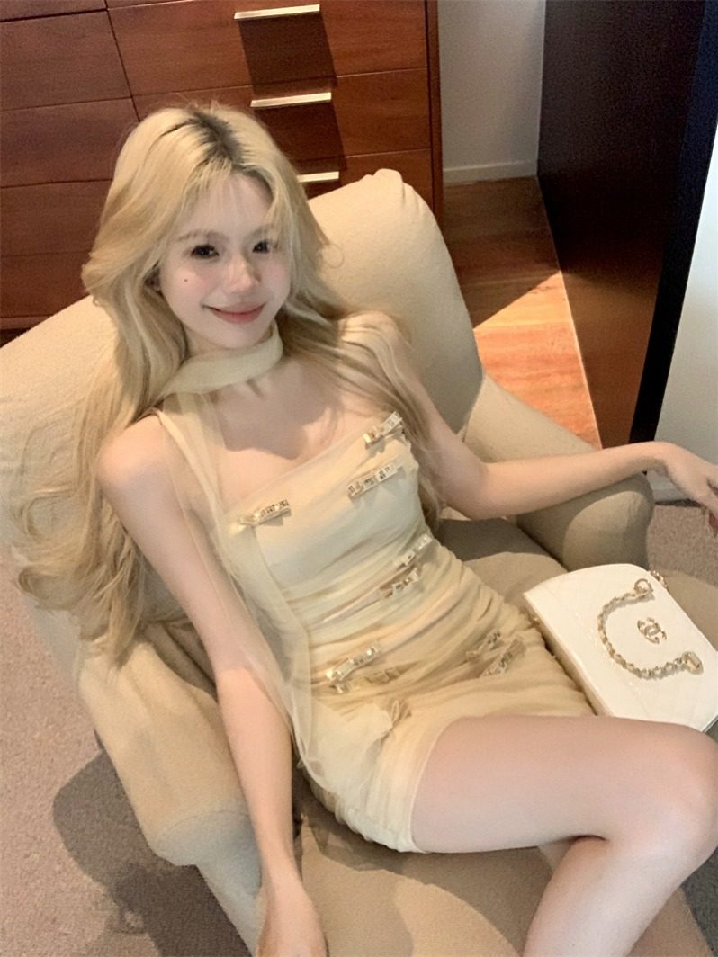 立体蝴蝶结网纱吊带连衣裙女夏季黄色裙子纯欲短裙褶皱收腰包臀裙