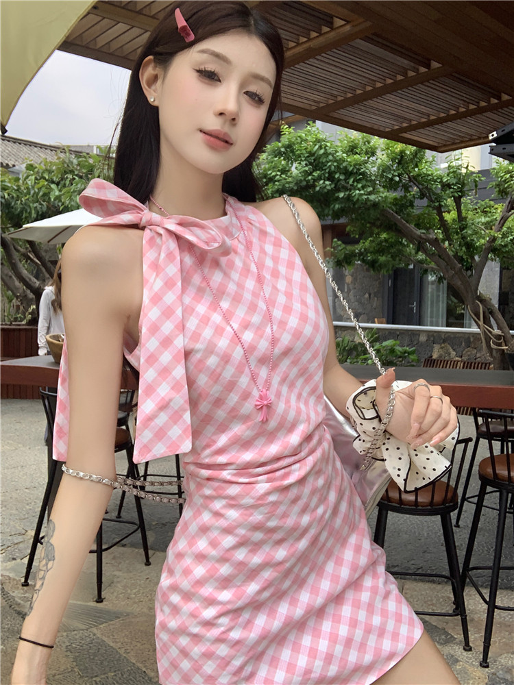 2026年夏日挂脖露肩粉色格纹无袖连衣裙不规则蝴蝶结设计短裙女潮