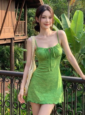 法式海边复古度假绿色吊带连衣裙夏日夏季抹胸新款显瘦连衣裙短款