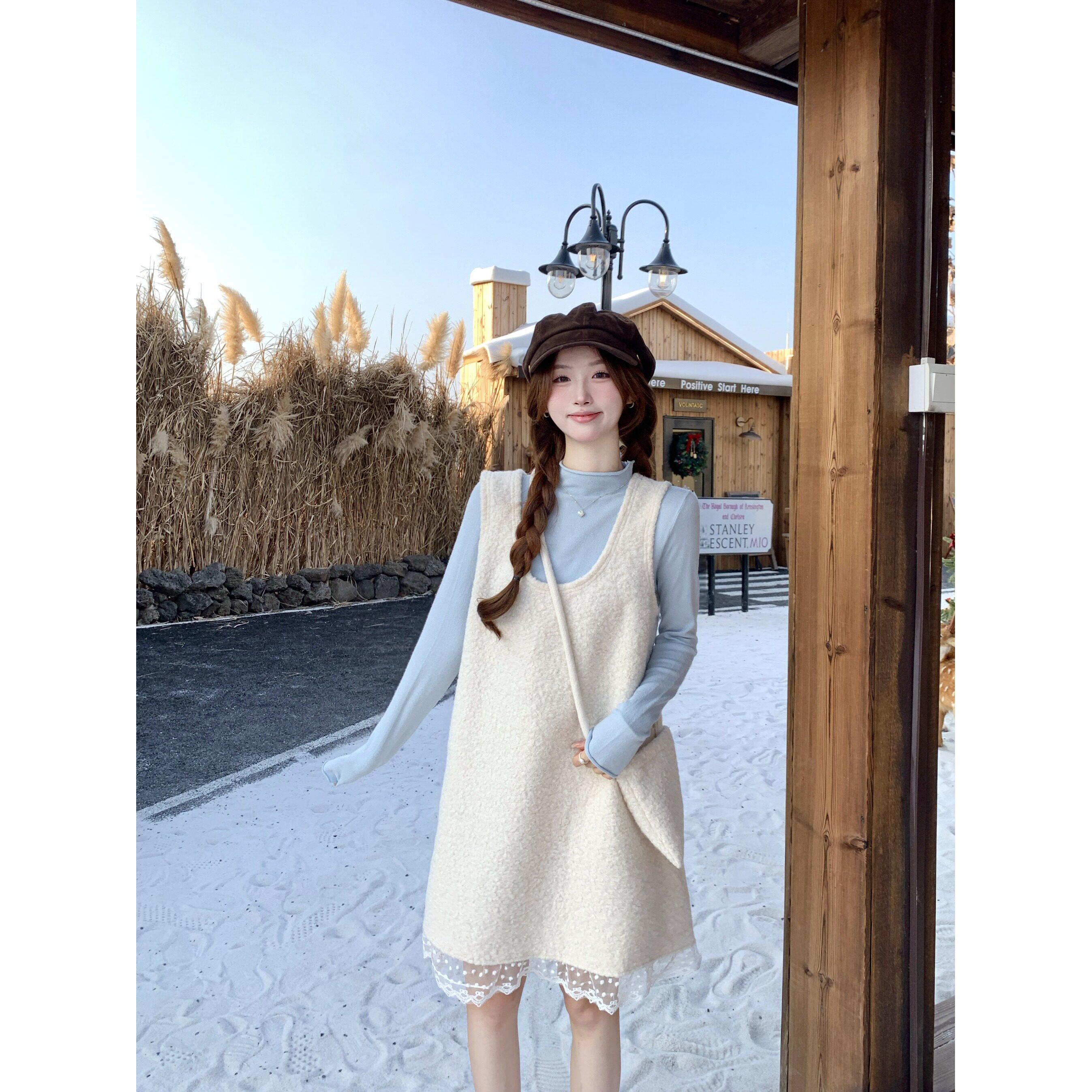 小个子减龄毛呢背心连衣裙女秋季2026新款带包包宽松蕾丝拼接短裙