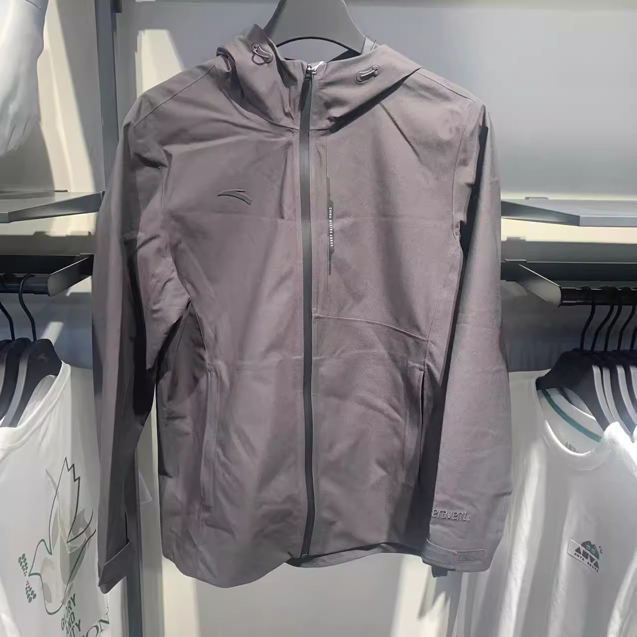 安踏冲锋衣男新款户外防泼水9登山服梭织外套风衣运动服152537629