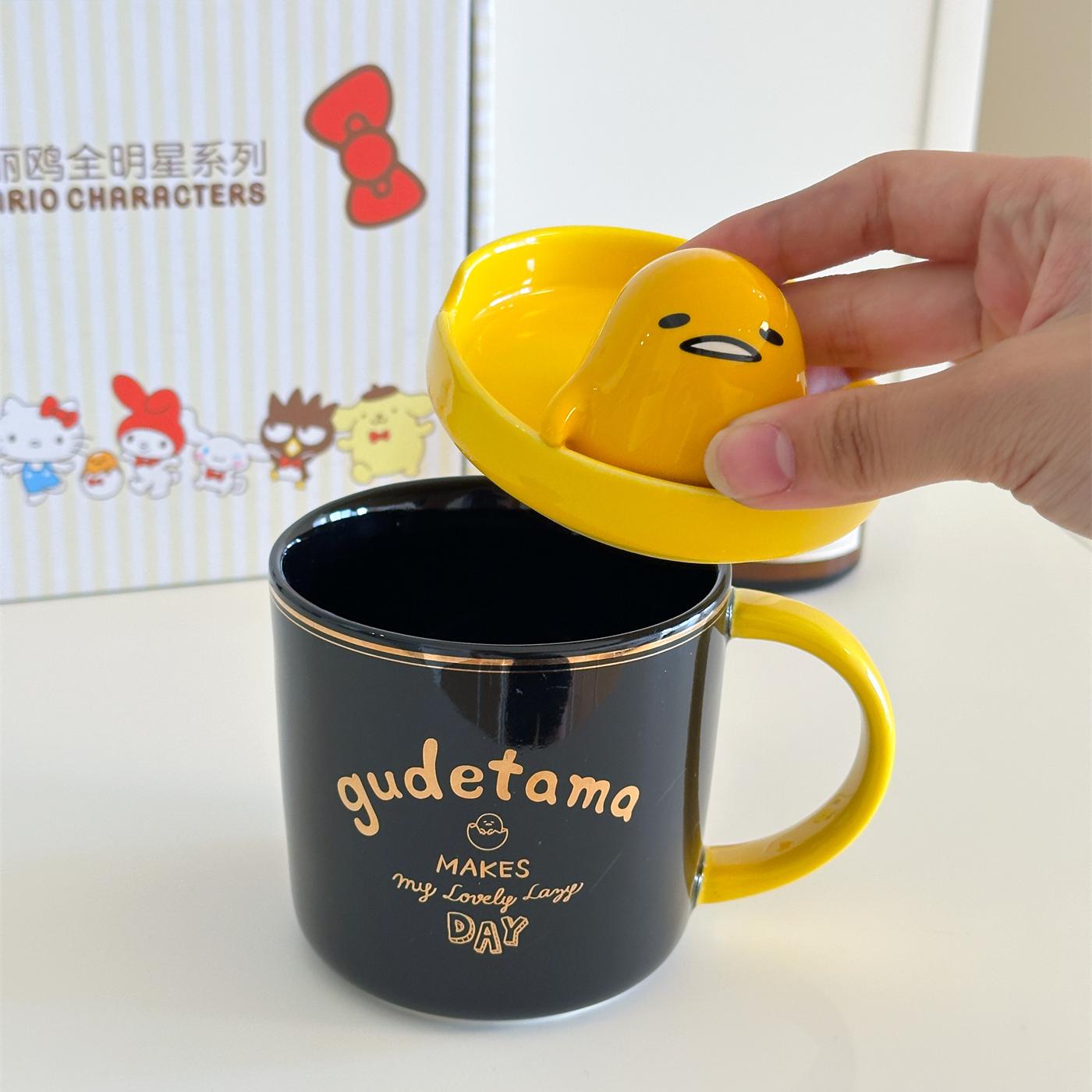 自带手机支架的陶瓷杯~多功能萌趣蛋黄哥德昕盖杯320ml礼盒装