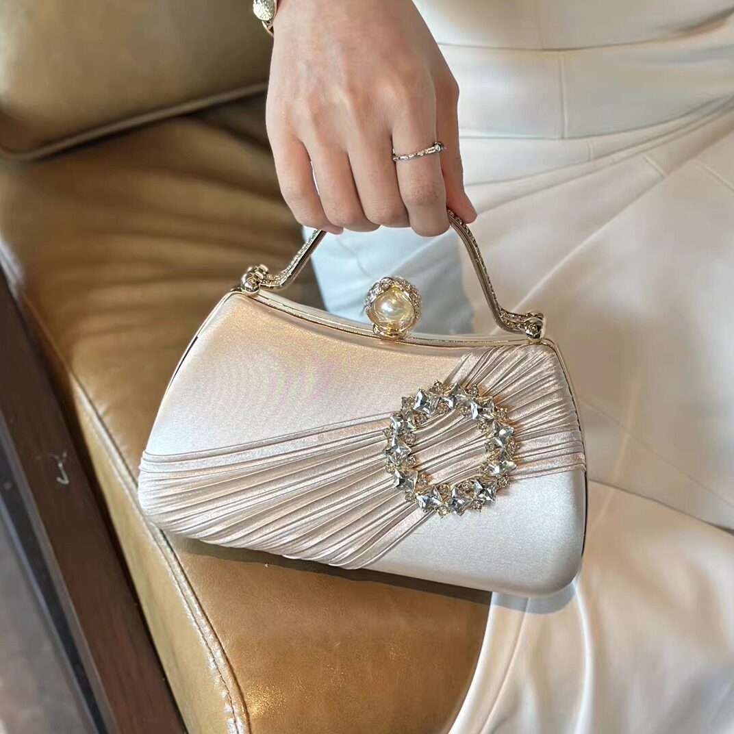 时尚潮流缎面褶皱镶钻手拿包女名媛晚宴包手提包高级感宴会晚装包