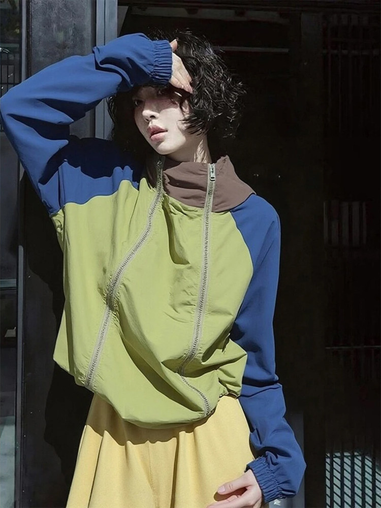 Qadın üçün qısa kapüşonlu jaket, rəng bloklu