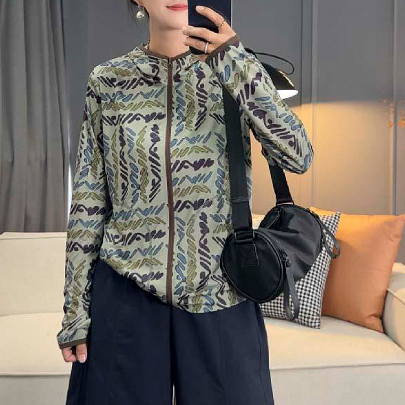 2026新款防紫外线户外穿搭登山服迷彩印花连帽防晒衣外套女夏薄款