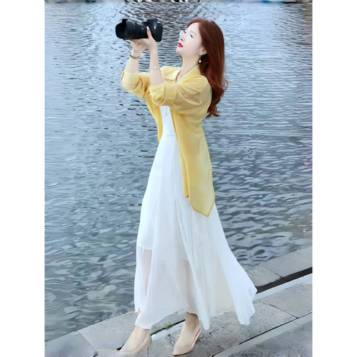 早春海边度假连衣裙女