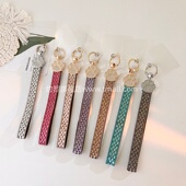 网红百搭女士钥匙扣手链包挂饰手提防丢手腕式 轻奢闪钻手腕挂链手机壳挂件时尚 个性 通用ccd相机便携手机链437