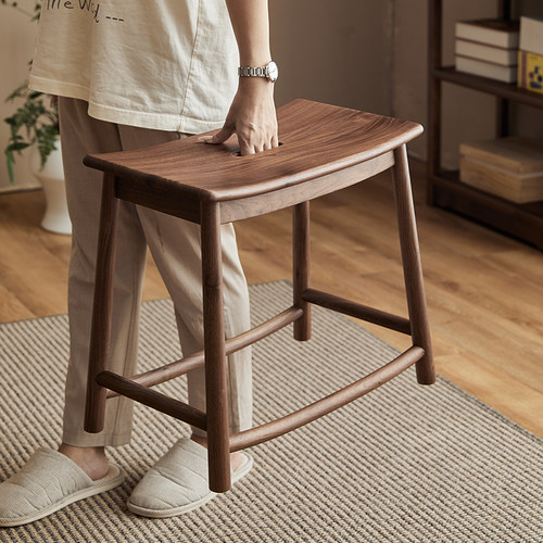 有枝黑胡桃木化妆椅家用小凳子矮凳换鞋凳化妆凳实木马鞍凳餐凳