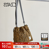studio 绗缝挎包611346 通勤收口豹纹潮流个性 CLIP 斜挎包2026新款