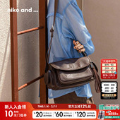 ...挎包女2025新款 niko and 流行英伦风多口袋单肩邮差包578573
