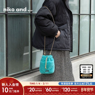 niko and ...单肩包女冬季新款可爱通勤绒毛抽绳斜挎包203070