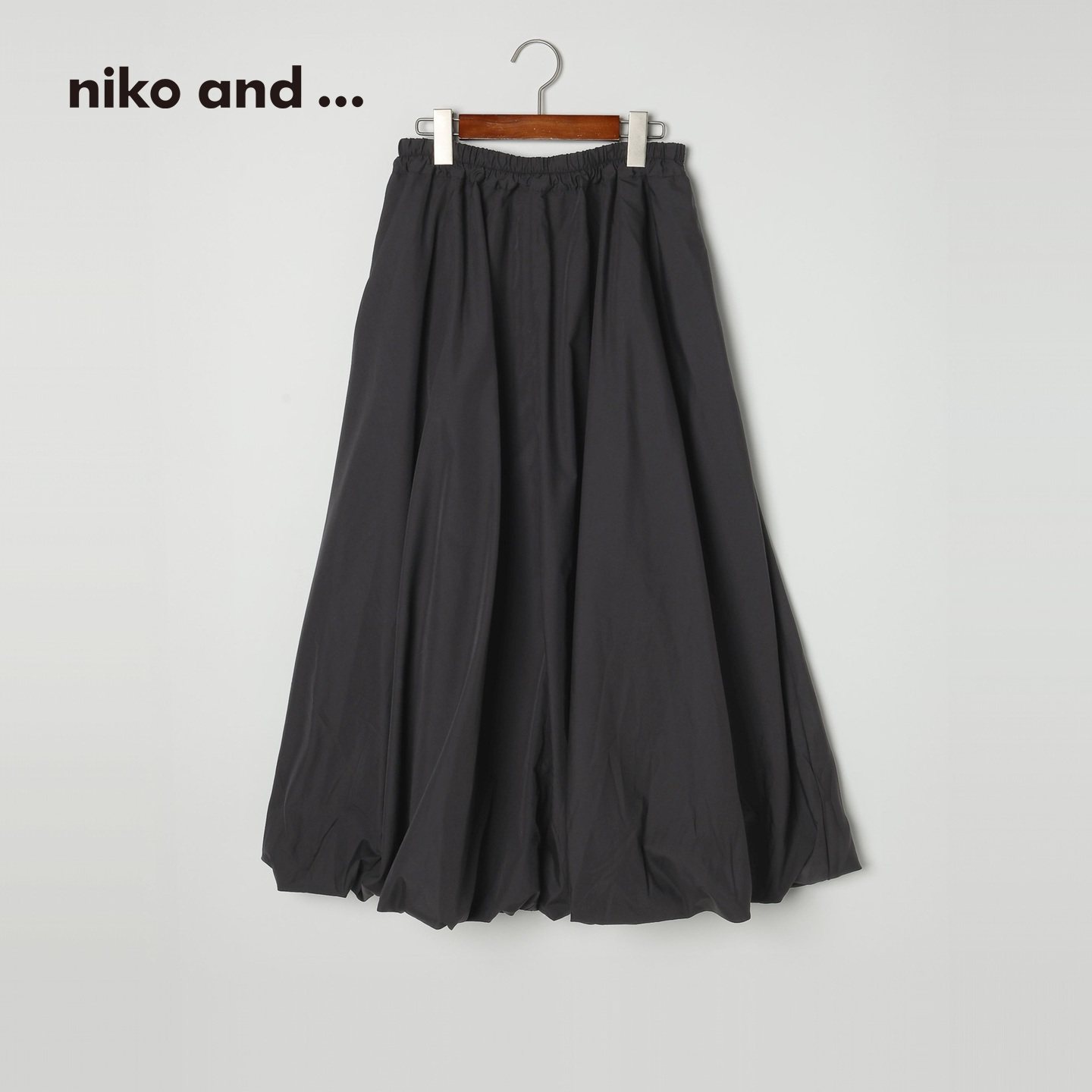 宽松褶皱花苞裙 自然拉长腿部比例