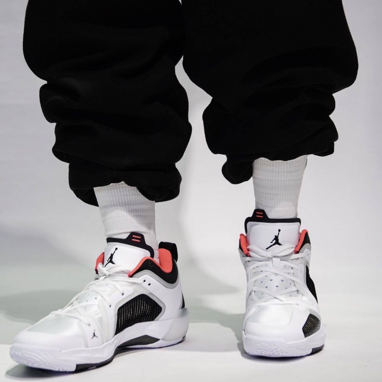 耐克NIKEAir Jordan 37 Low 男黑白低帮实战运动篮球鞋DQ4123-100