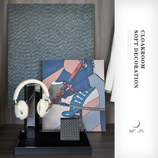 耳机家居展厅装 衬衫 饰品陈列 西装 MOON慕空间样板房衣帽间摆件男士