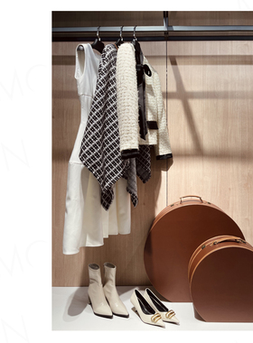 moon样板房衣柜衣服摆件