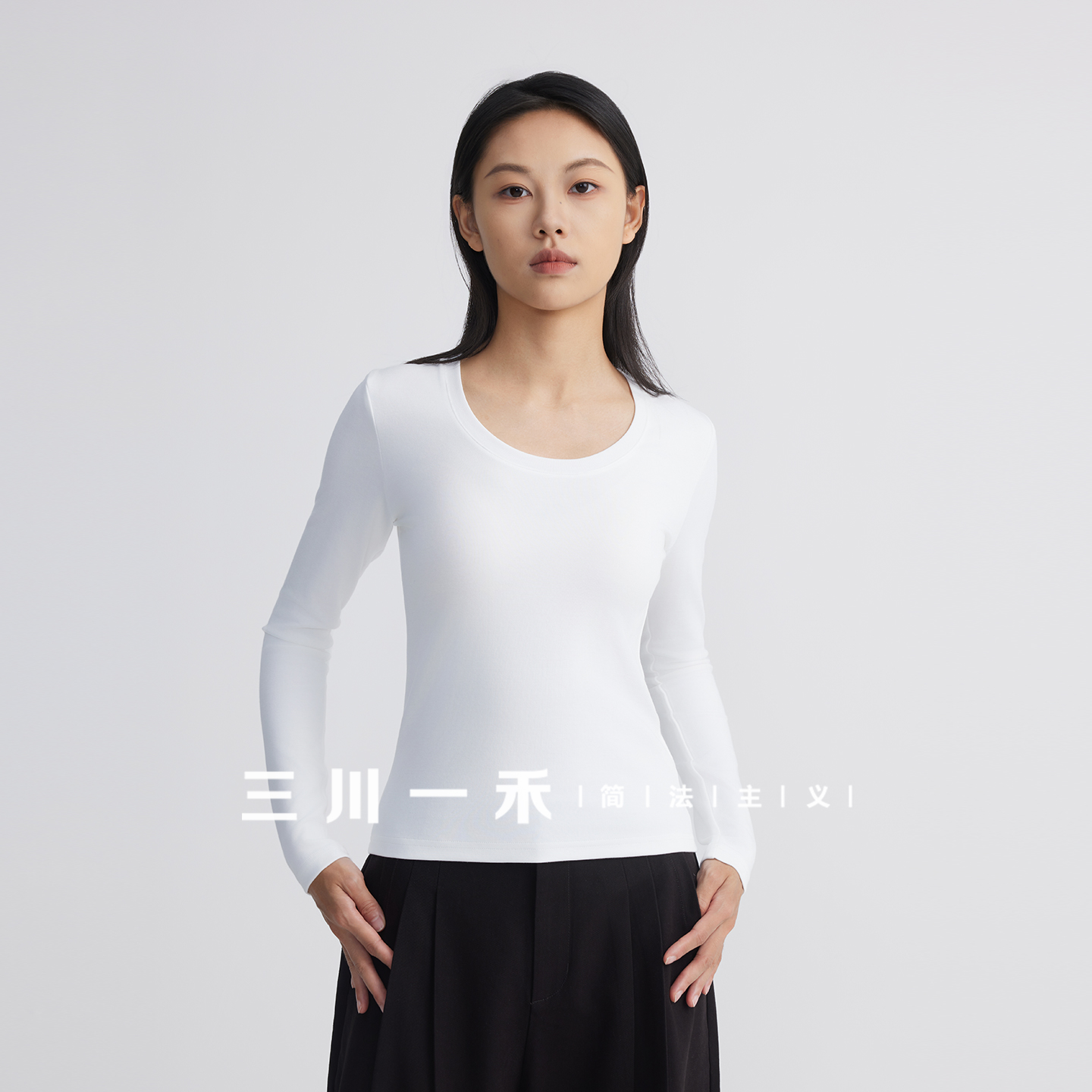 三川一禾女士时尚U领针织衫