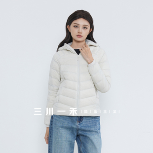 三川一禾简法主义女士连帽轻薄羽绒服2025冬新款时尚保暖外套上衣