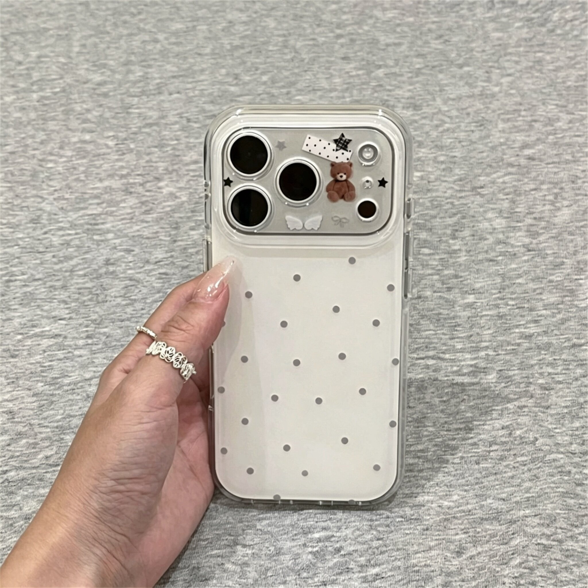 适用苹果系列iPhone17新款手机壳16promax14promax韩系白底灰色波点小熊15promax13promax半包大孔防摔保护套