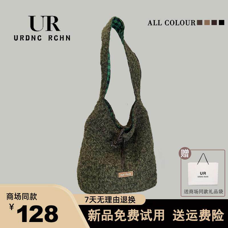 UR巴恩风羊羔毛绒单肩包女士2024双面背通勤帆布水桶包手提托特包