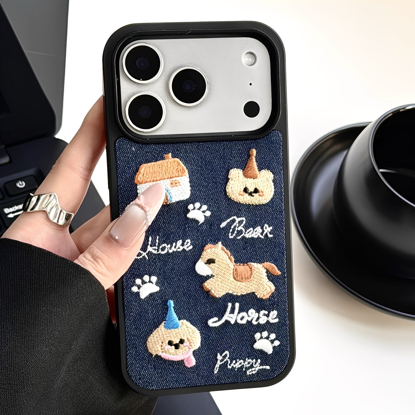 马年牛仔刺绣小熊适用iphone16pro苹果17手机壳13高皮质15pro小众14proamx全包防摔超好看保护套秋冬时尚女款