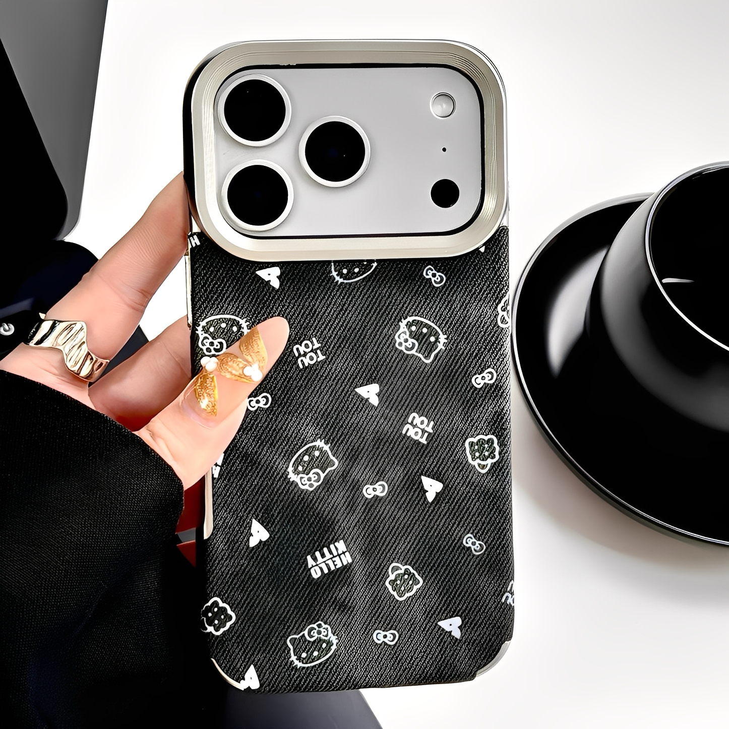 秋冬皮质线条猫咪适用iphone16pro苹果17手机壳13小众新款15pro小众14proamx全包防摔外壳带吊坠挂绳13少女心