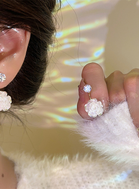 DoRa｜时尚夏日白色花耳环2024新款爆款高级感气质独特网红耳饰女