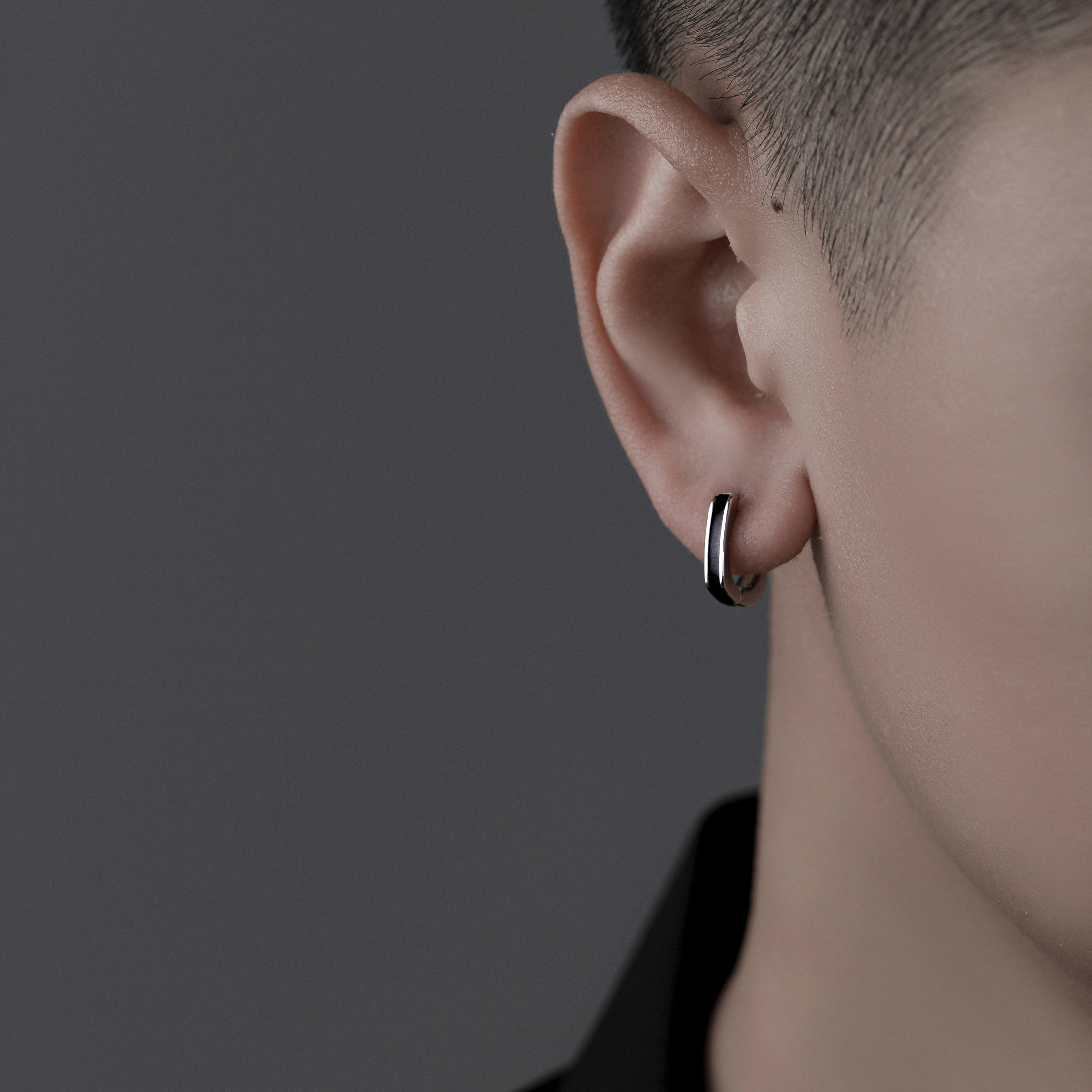 小众设计感S925纯银黑色滴胶耳环