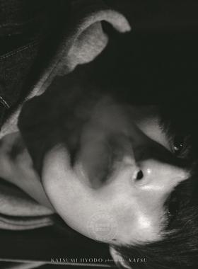 进口日文 兵头功海 兵頭功海 ファースト写真集 『 かつ 』限定セット版 含台历