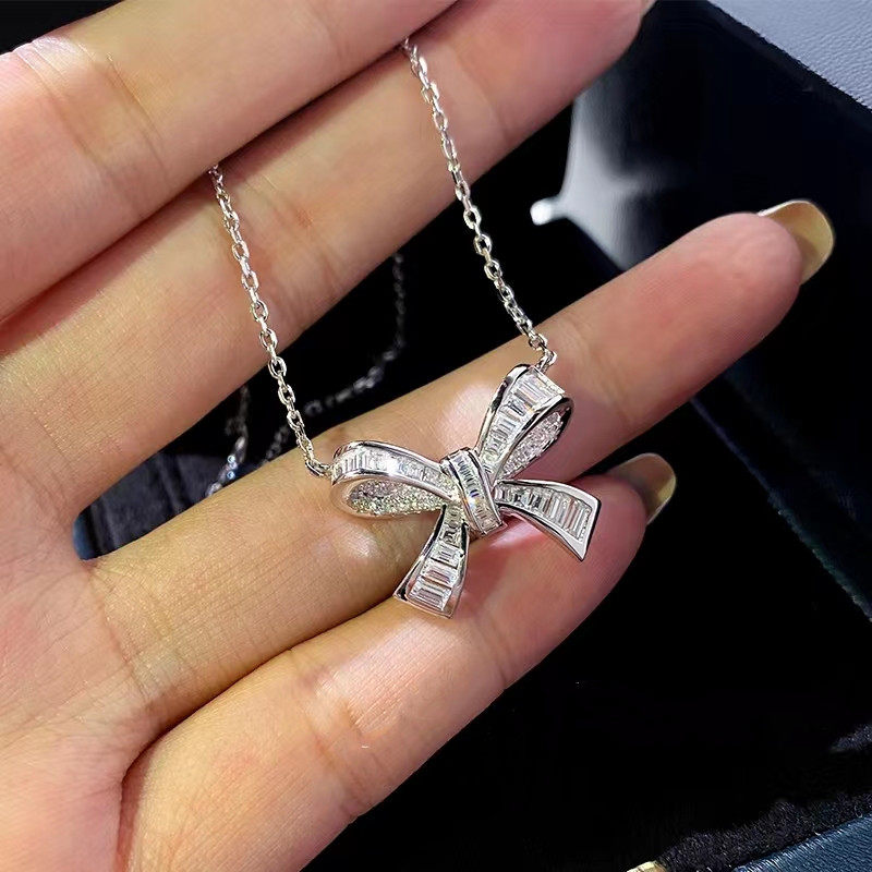 AU750白金进口莫桑石蝴蝶结排钻项链简约18K镶嵌百搭吊坠锁骨链女