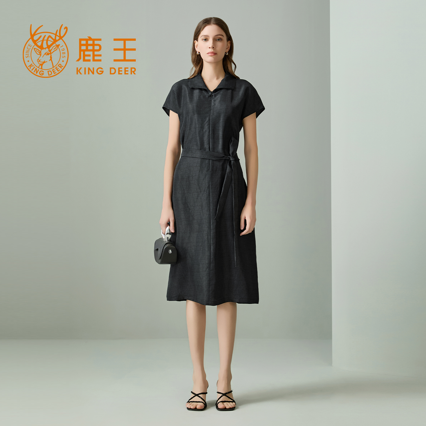 鹿王短袖设计利落翻领腰间系带