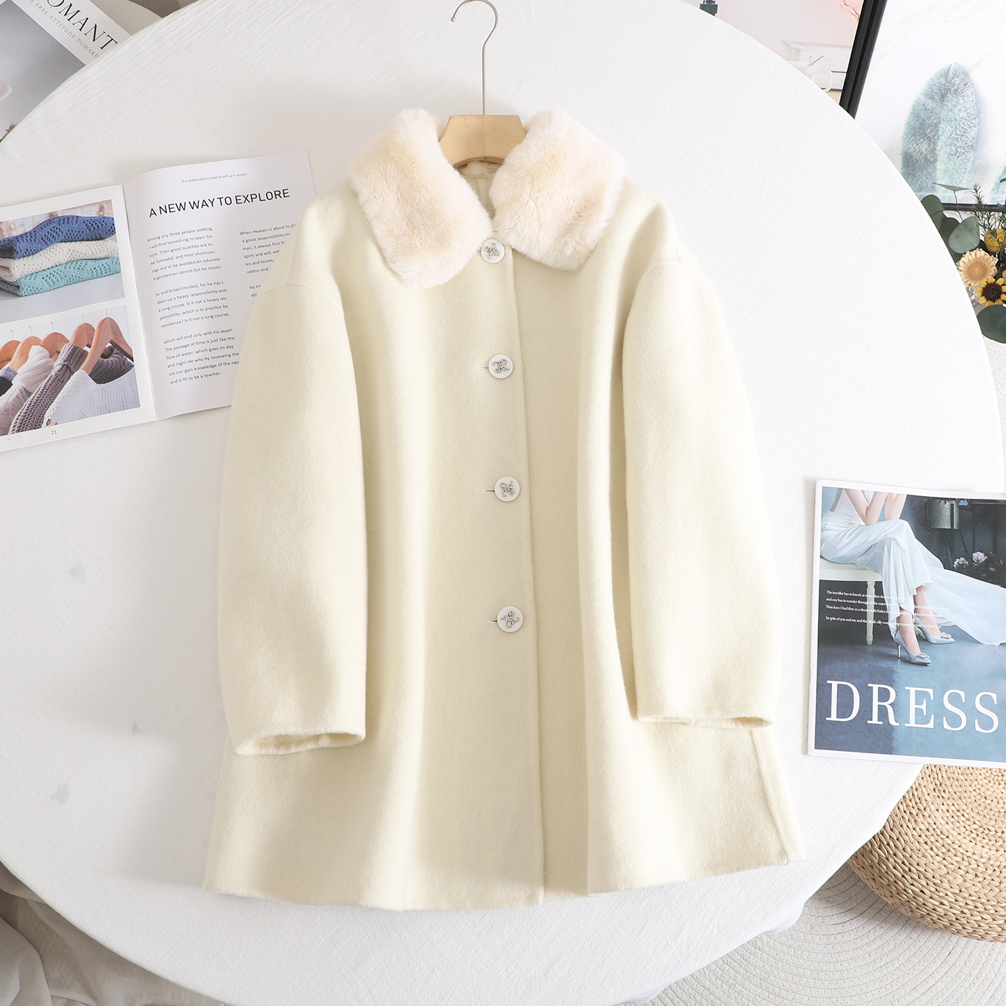 温柔风水貂毛拼接白色斗篷外套