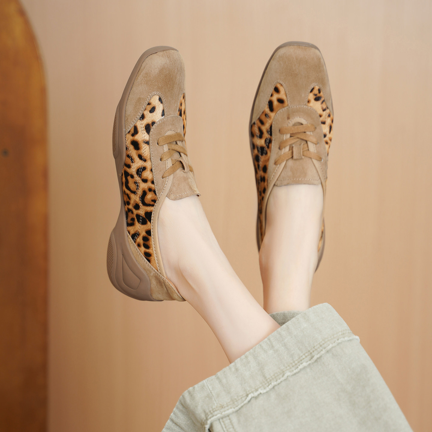 2026年超火的鞋子豹纹德训鞋女翻毛皮拼接系带休闲鞋时尚百搭单鞋