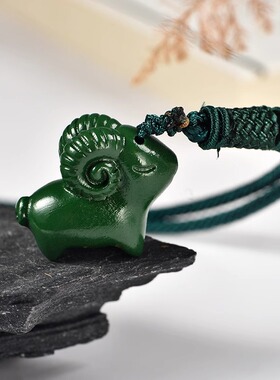 绿色木质小羊吊坠摆件实木十二生肖木头羊吉祥物挂件装饰工艺品