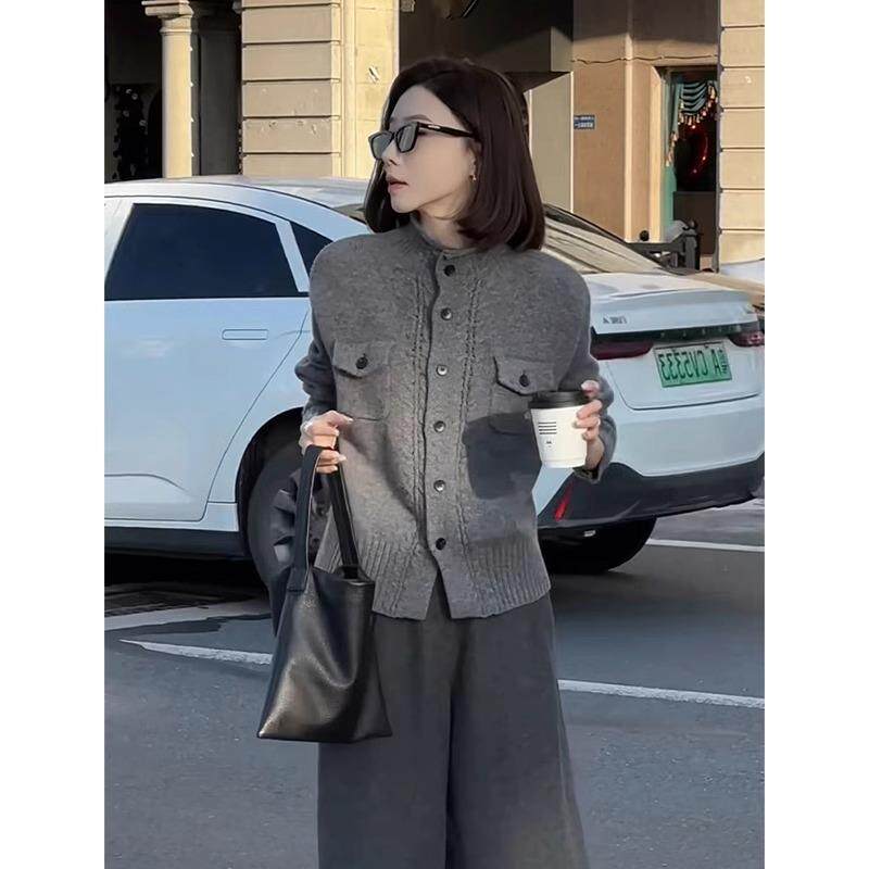 BLLOUKE欧洲站气质减龄毛衣开衫外套女秋冬新款纯色百搭通勤长袖