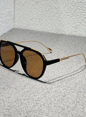 茶色飞行员式潮流太阳镜男