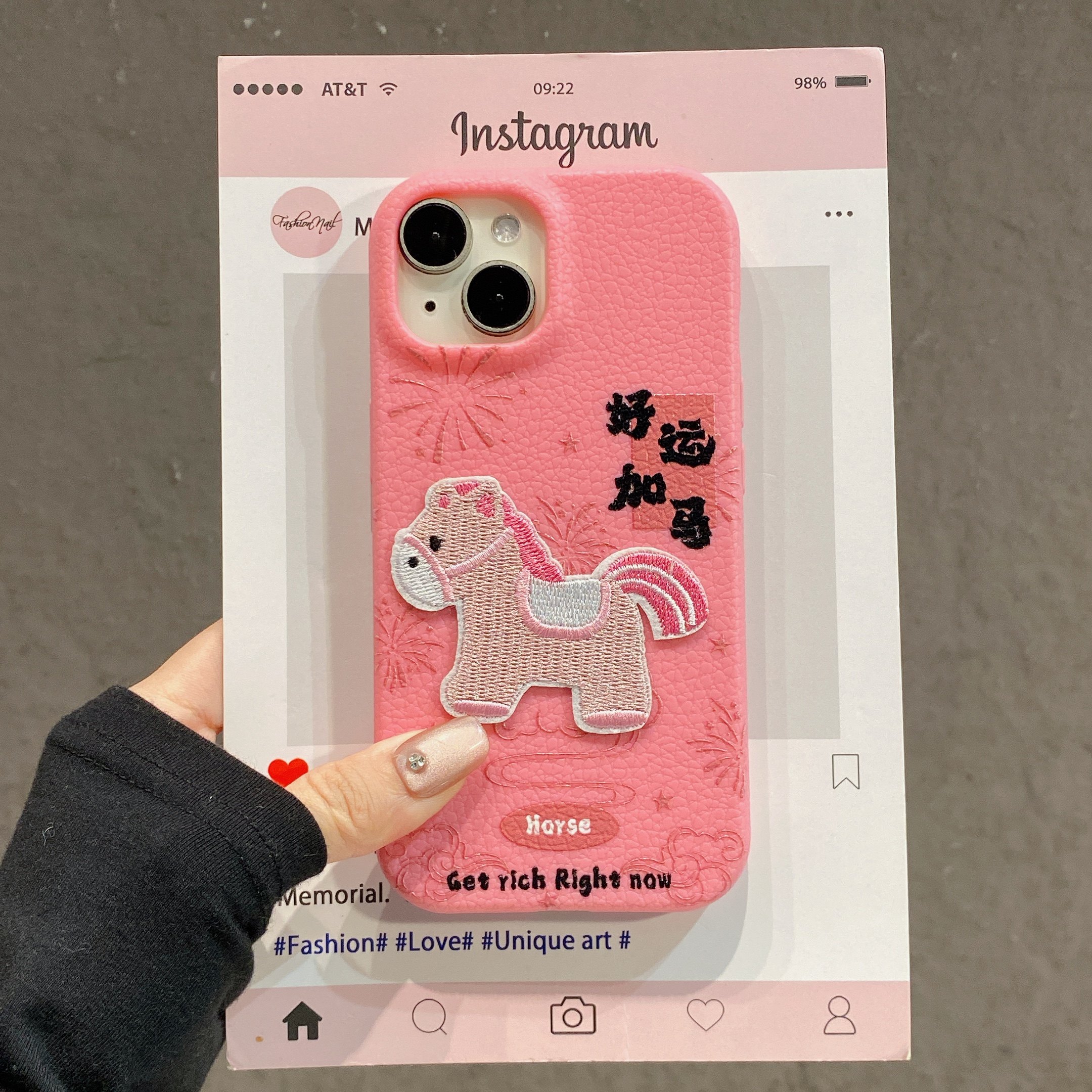 2026粉色好运加马适用苹果17promax手机壳华为pura80荣耀500pro小米17刺绣vivos50新年opporeno15仿皮x300软p,3C数码配件,手机保护套/壳,淘宝优惠券,粉丝福利购,淘宝优惠卷