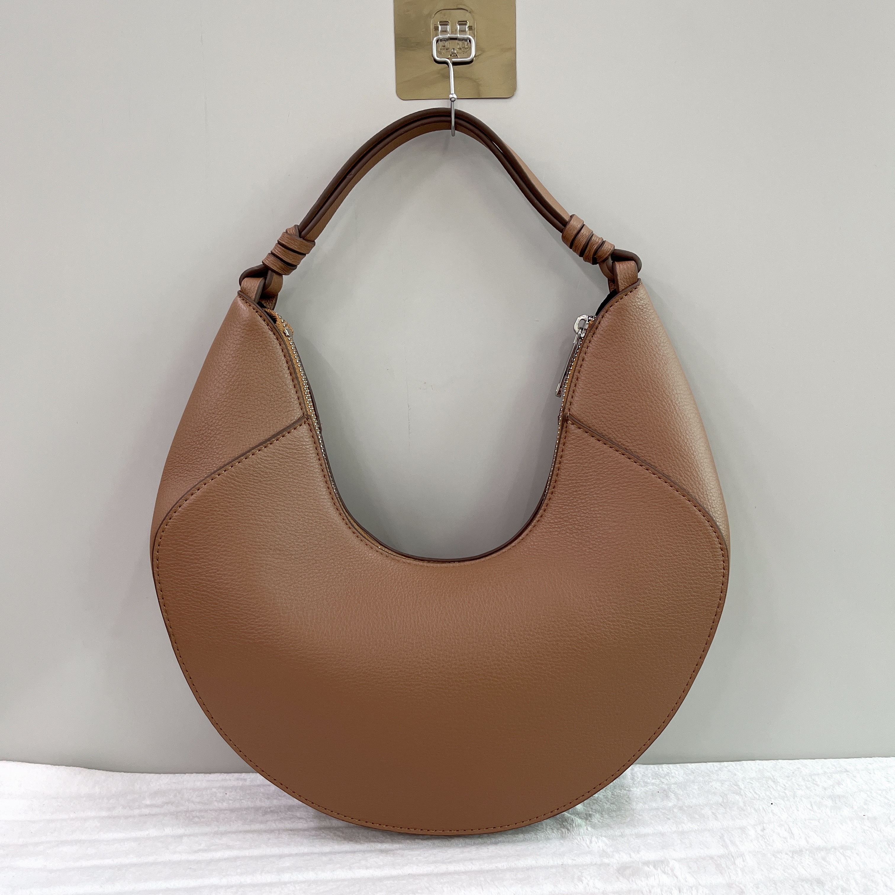 外贸尾货出西班牙MNG高质感时尚潮流百搭女士月牙单肩腋下包