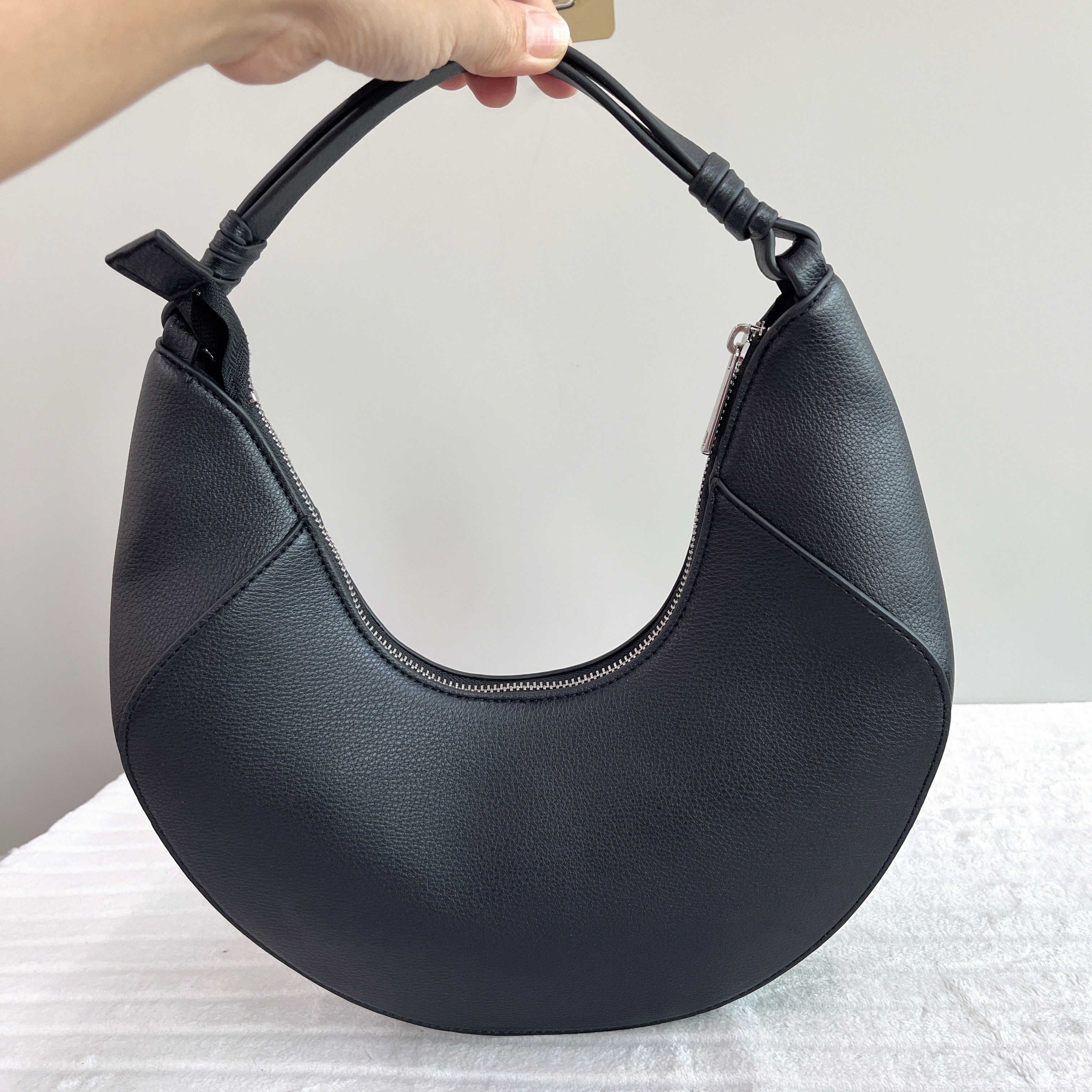 外贸尾货出西班牙MNG高质感时尚潮流百搭女士月牙单肩腋下包