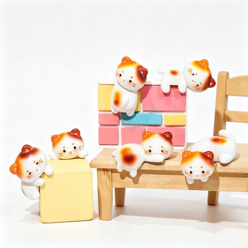 招财小猫电脑趴趴公仔显示器装饰品迷你猫咪办公室工位治愈系摆件