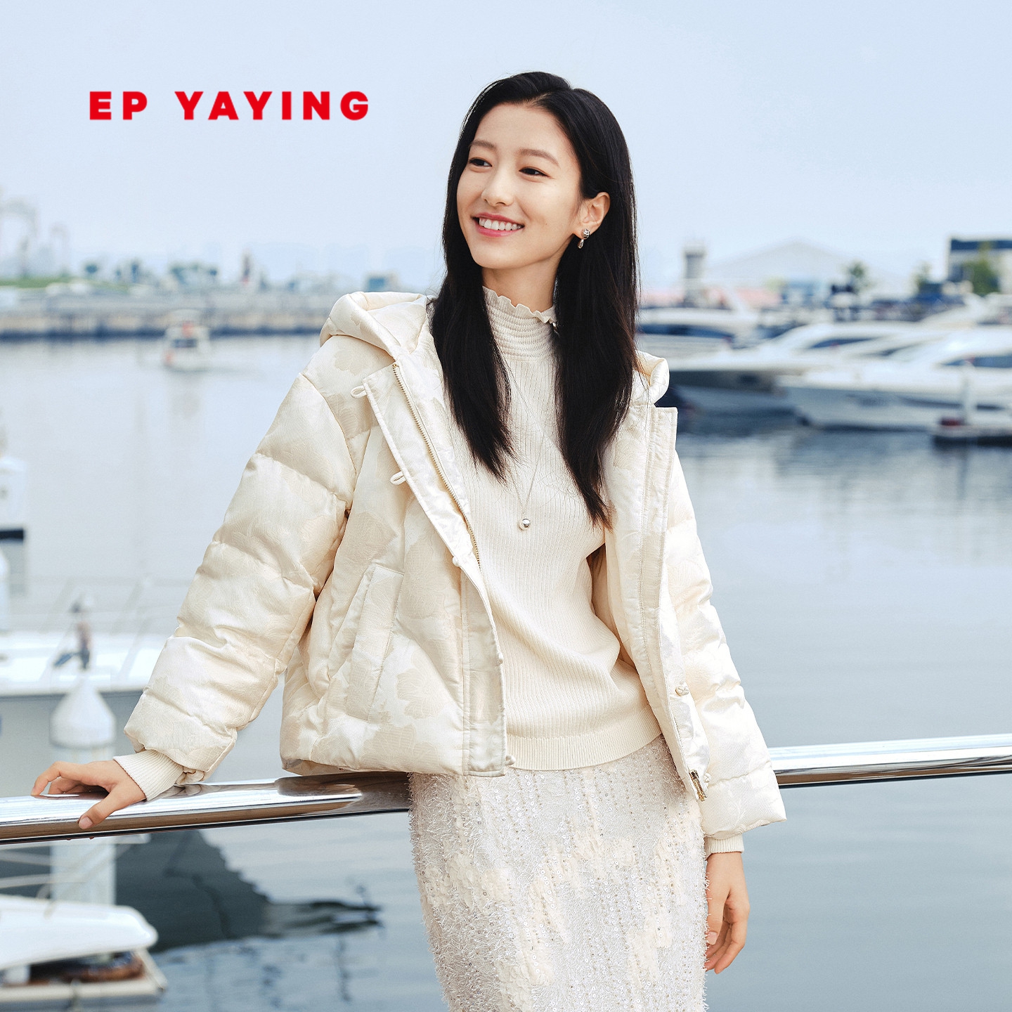 雅莹鹅绒连帽提花盘扣羽绒外套