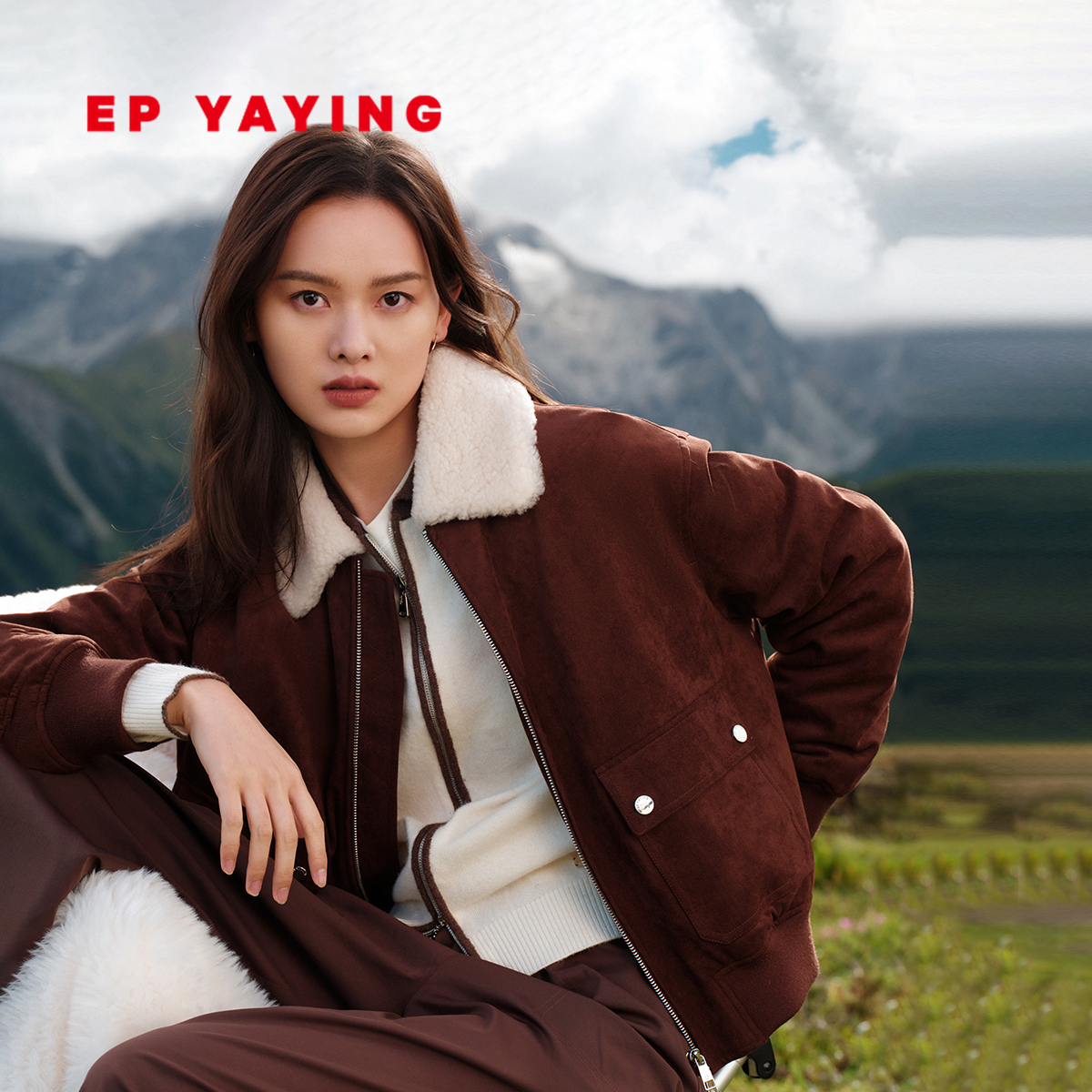 雅莹白鹅绒毛领夹克短款羽绒服